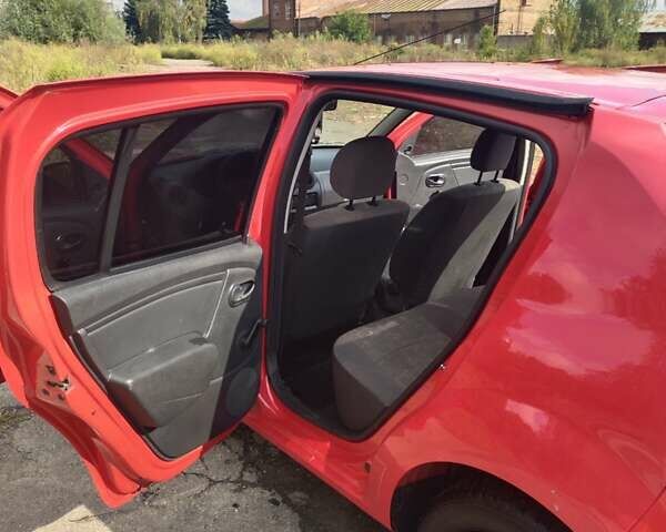 Красный Дачия Сандеро, объемом двигателя 1.4 л и пробегом 235 тыс. км за 4500 $, фото 9 на Automoto.ua