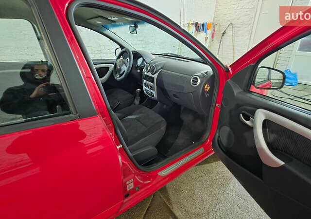Красный Дачия Сандеро, объемом двигателя 1.39 л и пробегом 176 тыс. км за 5500 $, фото 4 на Automoto.ua