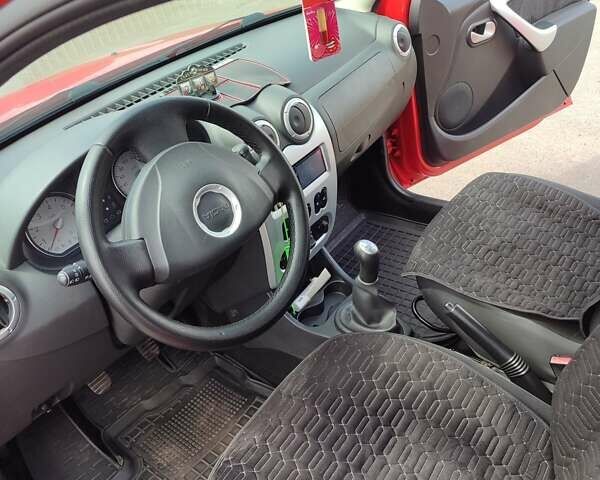 Красный Дачия Сандеро, объемом двигателя 1.39 л и пробегом 157 тыс. км за 4750 $, фото 8 на Automoto.ua