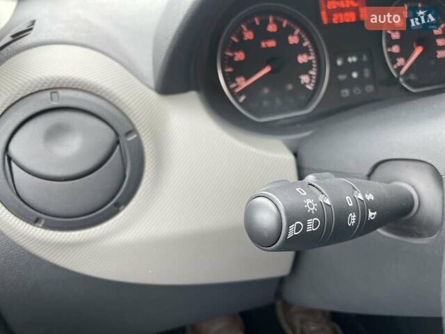 Красный Дачия Сандеро, объемом двигателя 1.2 л и пробегом 205 тыс. км за 4800 $, фото 14 на Automoto.ua