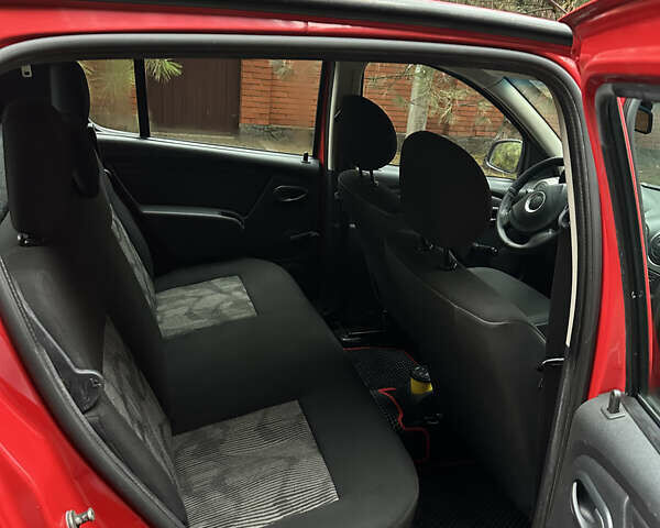 Красный Дачия Сандеро, объемом двигателя 1.15 л и пробегом 196 тыс. км за 3950 $, фото 4 на Automoto.ua