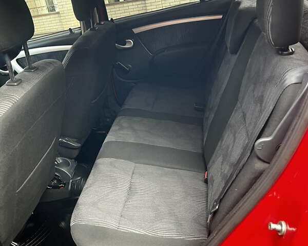 Красный Дачия Сандеро, объемом двигателя 1.4 л и пробегом 152 тыс. км за 4500 $, фото 17 на Automoto.ua