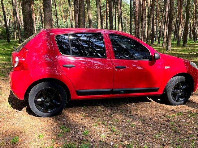 Красный Дачия Сандеро, объемом двигателя 1.1 л и пробегом 300 тыс. км за 3600 $, фото 7 на Automoto.ua