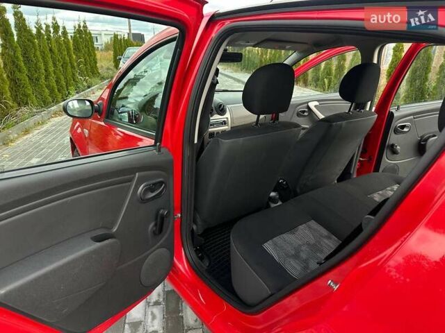 Дачія Sandero 2009 у Луцьку на Automoto.ua Червоний Дачія Sandero, об'ємом двигуна 1.4 л та пробігом 212 тис. км за 3950 $, фото 11 на Automoto.ua