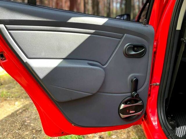 Красный Дачия Сандеро, объемом двигателя 1.1 л и пробегом 300 тыс. км за 3600 $, фото 5 на Automoto.ua