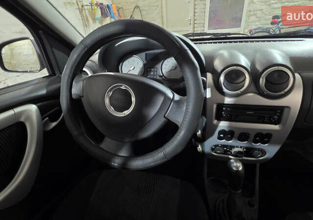 Красный Дачия Сандеро, объемом двигателя 1.39 л и пробегом 176 тыс. км за 5500 $, фото 3 на Automoto.ua