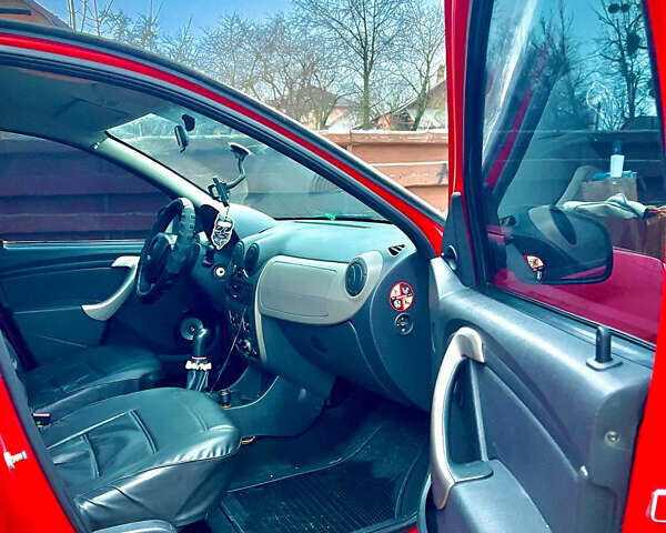 Красный Дачия Сандеро, объемом двигателя 1.39 л и пробегом 200 тыс. км за 3500 $, фото 3 на Automoto.ua