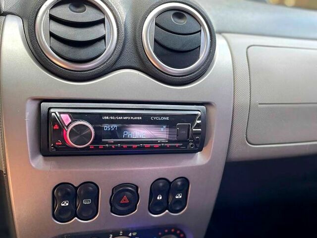 Красный Дачия Сандеро, объемом двигателя 1.1 л и пробегом 300 тыс. км за 3600 $, фото 4 на Automoto.ua