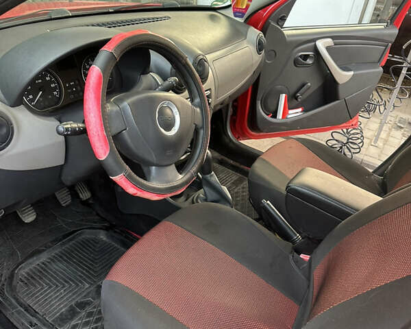 Червоний Дачія Sandero, об'ємом двигуна 1.4 л та пробігом 182 тис. км за 4300 $, фото 6 на Automoto.ua
