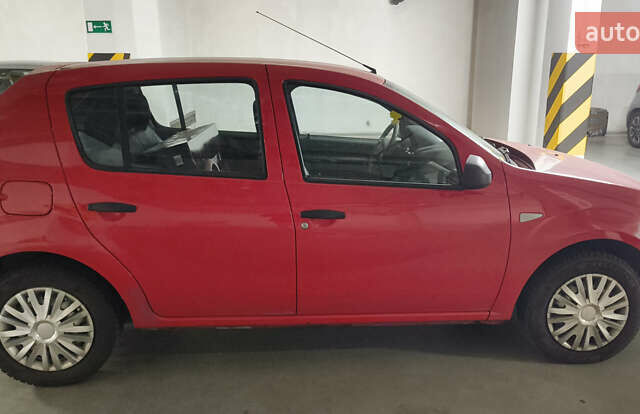Красный Дачия Сандеро, объемом двигателя 1.4 л и пробегом 115 тыс. км за 3500 $, фото 1 на Automoto.ua