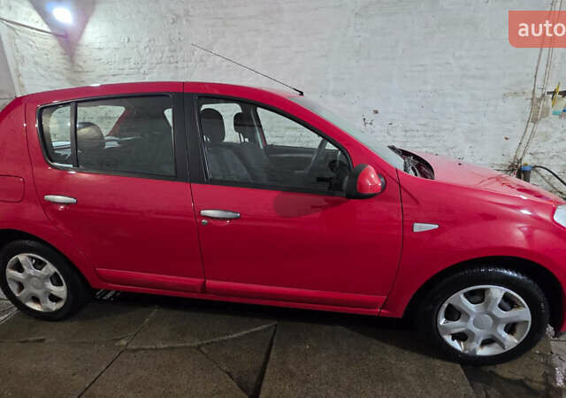 Красный Дачия Сандеро, объемом двигателя 1.39 л и пробегом 176 тыс. км за 5500 $, фото 1 на Automoto.ua