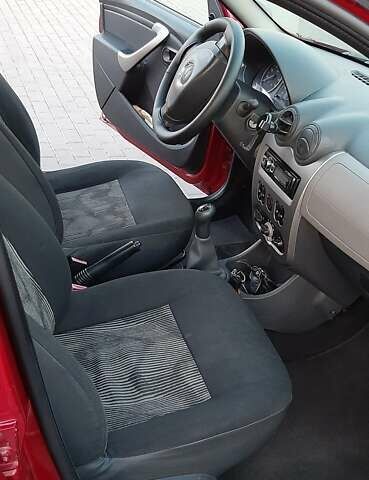 Красный Дачия Сандеро, объемом двигателя 1.2 л и пробегом 132 тыс. км за 4500 $, фото 2 на Automoto.ua