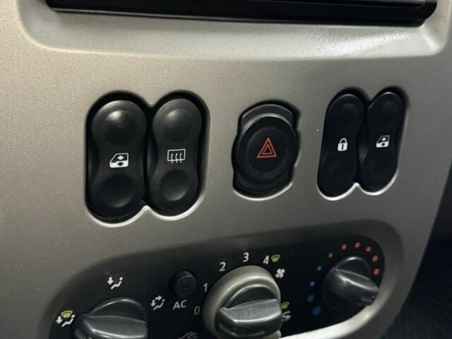 Дачія Sandero 2011 у Чернігові на Automoto.ua Червоний Дачія Sandero, об'ємом двигуна 1.6 л та пробігом 168 тис. км за 6200 $, фото 8 на Automoto.ua