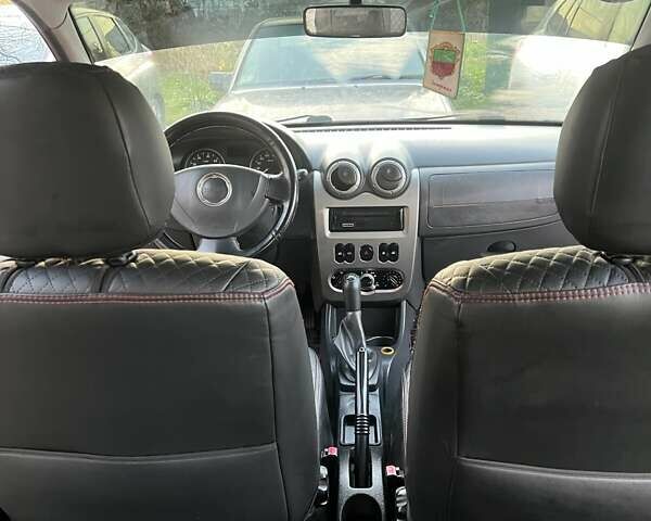 Красный Дачия Сандеро, объемом двигателя 1.6 л и пробегом 218 тыс. км за 5700 $, фото 1 на Automoto.ua