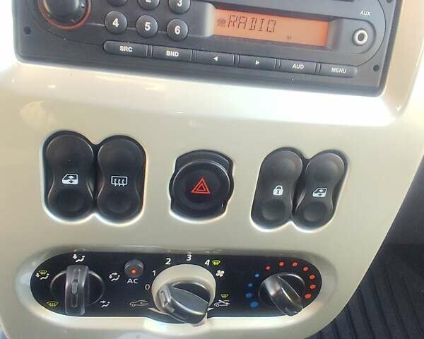 Красный Дачия Сандеро, объемом двигателя 1.2 л и пробегом 143 тыс. км за 5500 $, фото 4 на Automoto.ua