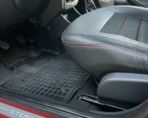 Красный Дачия Сандеро, объемом двигателя 1.6 л и пробегом 218 тыс. км за 5700 $, фото 2 на Automoto.ua