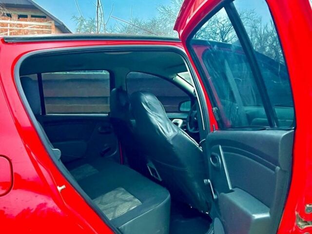 Червоний Дачія Sandero, об'ємом двигуна 1.4 л та пробігом 200 тис. км за 3500 $, фото 4 на Automoto.ua