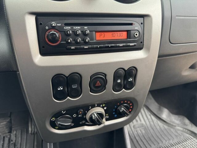 Красный Дачия Сандеро, объемом двигателя 1.6 л и пробегом 185 тыс. км за 7350 $, фото 1 на Automoto.ua