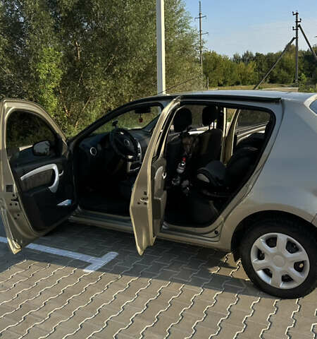 Дачія Sandero, об'ємом двигуна 1.1 л та пробігом 241 тис. км за 4500 $, фото 6 на Automoto.ua