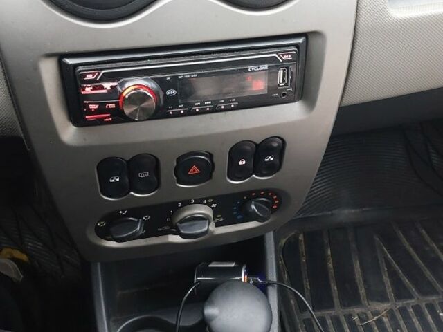 Серый Дачия Сандеро, объемом двигателя 0 л и пробегом 250 тыс. км за 1500 $, фото 4 на Automoto.ua