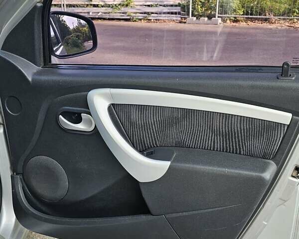 Сірий Дачія Sandero, об'ємом двигуна 1.39 л та пробігом 200 тис. км за 1500 $, фото 11 на Automoto.ua