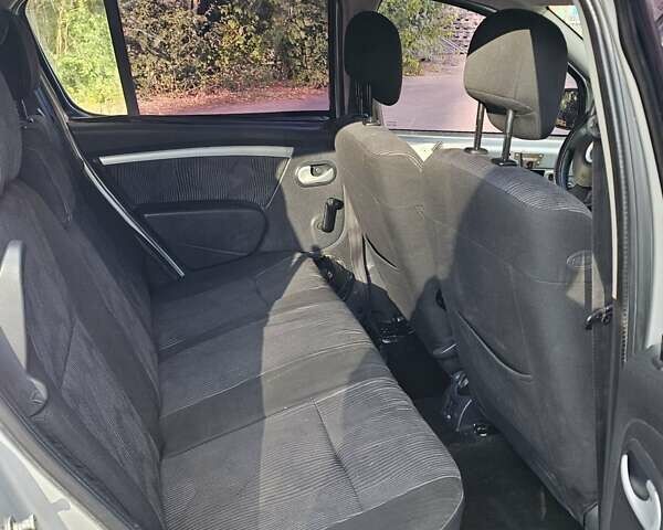 Сірий Дачія Sandero, об'ємом двигуна 1.39 л та пробігом 200 тис. км за 1500 $, фото 14 на Automoto.ua