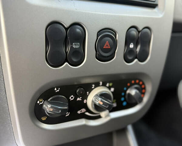 Серый Дачия Сандеро, объемом двигателя 1.4 л и пробегом 204 тыс. км за 4999 $, фото 111 на Automoto.ua