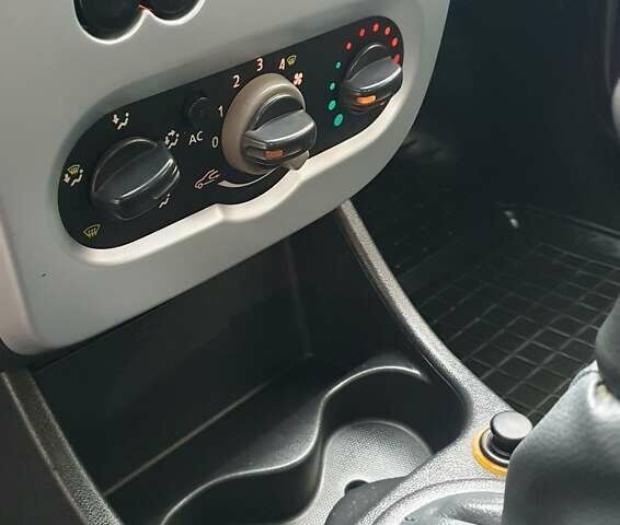 Серый Дачия Сандеро, объемом двигателя 1.4 л и пробегом 232 тыс. км за 4800 $, фото 26 на Automoto.ua