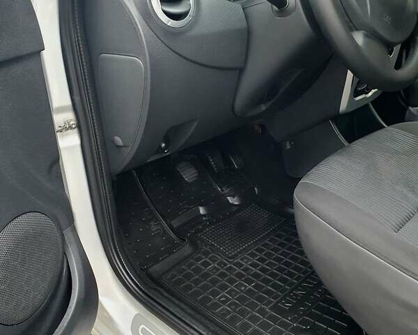 Серый Дачия Сандеро, объемом двигателя 1.4 л и пробегом 232 тыс. км за 4800 $, фото 25 на Automoto.ua