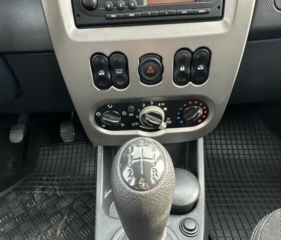 Серый Дачия Сандеро, объемом двигателя 1.6 л и пробегом 175 тыс. км за 6600 $, фото 7 на Automoto.ua