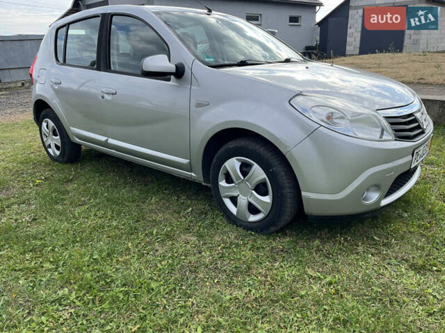 Серый Дачия Сандеро, объемом двигателя 0 л и пробегом 215 тыс. км за 4800 $, фото 4 на Automoto.ua