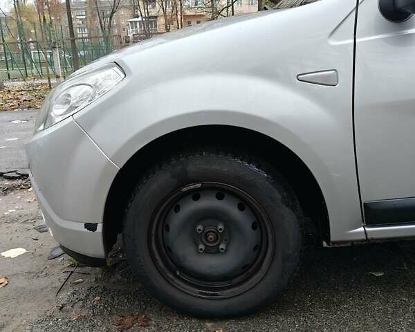 Серый Дачия Сандеро, объемом двигателя 1.2 л и пробегом 297 тыс. км за 3700 $, фото 6 на Automoto.ua