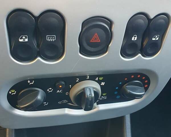 Сірий Дачія Sandero, об'ємом двигуна 1.6 л та пробігом 129 тис. км за 6150 $, фото 44 на Automoto.ua