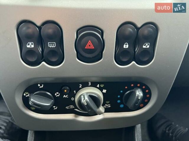 Серый Дачия Сандеро, объемом двигателя 1.4 л и пробегом 140 тыс. км за 5500 $, фото 7 на Automoto.ua