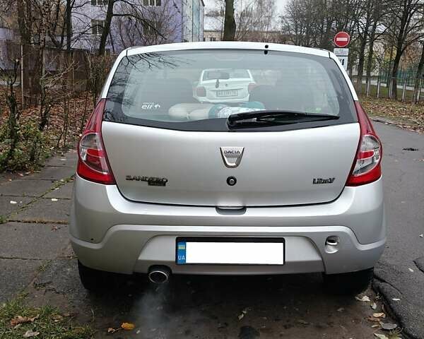 Серый Дачия Сандеро, объемом двигателя 1.2 л и пробегом 297 тыс. км за 3700 $, фото 3 на Automoto.ua