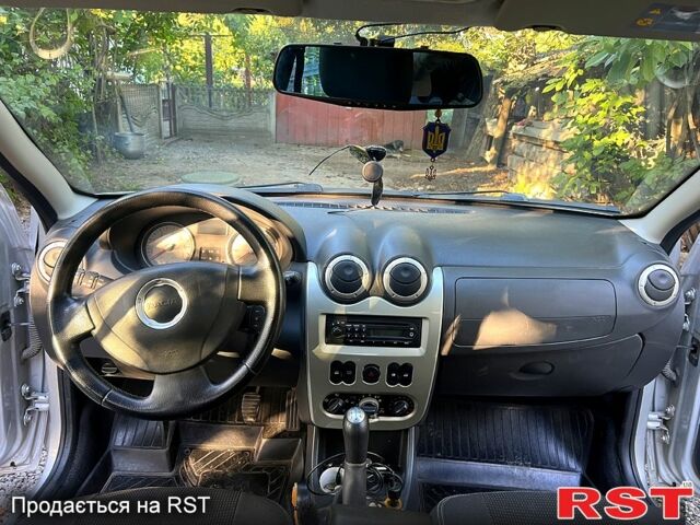 Серый Дачия Сандеро, объемом двигателя 1.1 л и пробегом 171 тыс. км за 3700 $, фото 3 на Automoto.ua