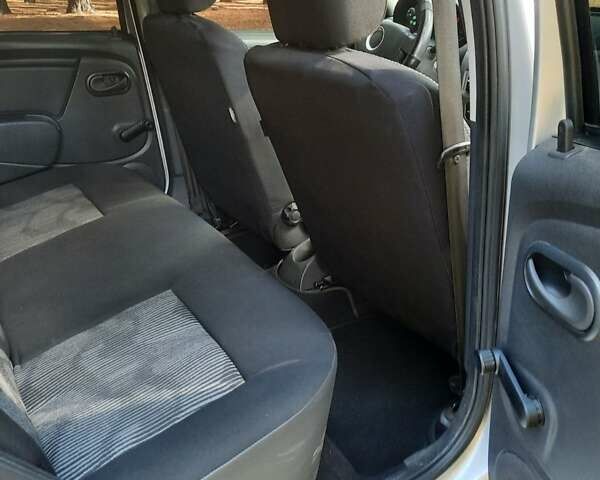 Серый Дачия Сандеро, объемом двигателя 1.2 л и пробегом 98 тыс. км за 5600 $, фото 13 на Automoto.ua