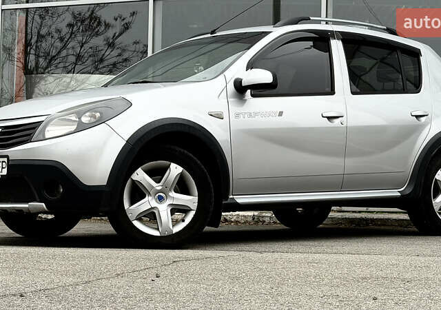 Серый Дачия Сандеро, объемом двигателя 1.46 л и пробегом 141 тыс. км за 5800 $, фото 1 на Automoto.ua