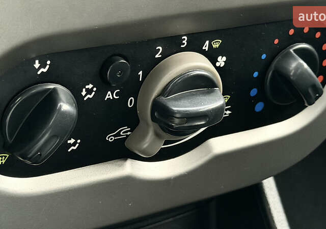 Серый Дачия Сандеро, объемом двигателя 1.46 л и пробегом 141 тыс. км за 5800 $, фото 28 на Automoto.ua