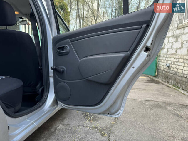 Серый Дачия Сандеро, объемом двигателя 1.15 л и пробегом 167 тыс. км за 5750 $, фото 17 на Automoto.ua