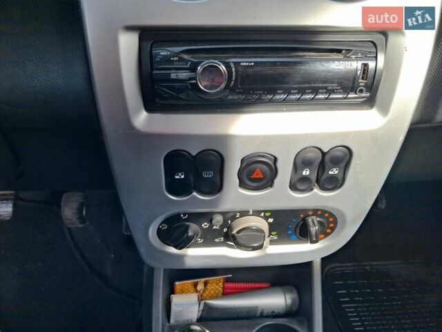 Сірий Дачія Sandero, об'ємом двигуна 1.6 л та пробігом 200 тис. км за 6200 $, фото 12 на Automoto.ua