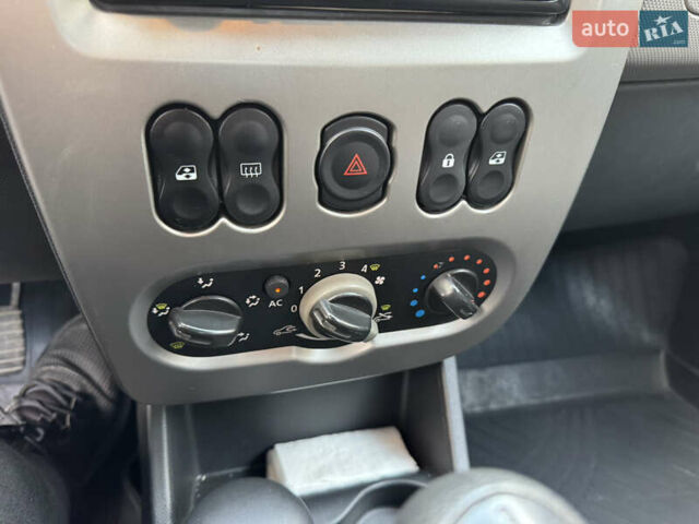 Серый Дачия Сандеро, объемом двигателя 1.15 л и пробегом 167 тыс. км за 5750 $, фото 23 на Automoto.ua