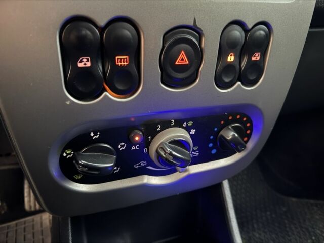 Серый Дачия Сандеро, объемом двигателя 1.6 л и пробегом 199 тыс. км за 6999 $, фото 19 на Automoto.ua