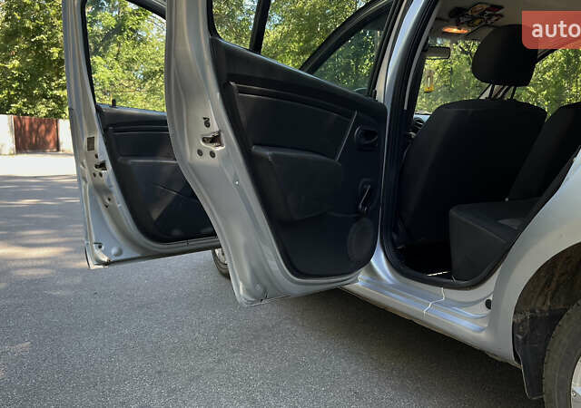 Серый Дачия Сандеро, объемом двигателя 1.15 л и пробегом 188 тыс. км за 3950 $, фото 12 на Automoto.ua