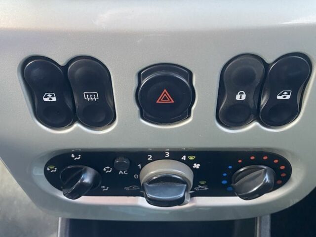 Серый Дачия Сандеро, объемом двигателя 1.1 л и пробегом 160 тыс. км за 4300 $, фото 7 на Automoto.ua