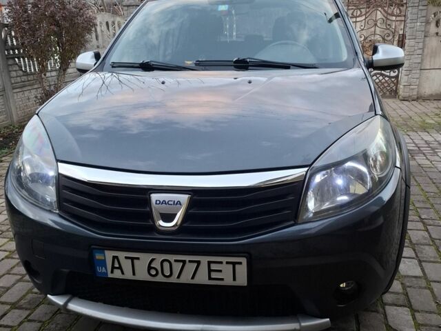 Серый Дачия Сандеро, объемом двигателя 1.6 л и пробегом 200 тыс. км за 6400 $, фото 1 на Automoto.ua