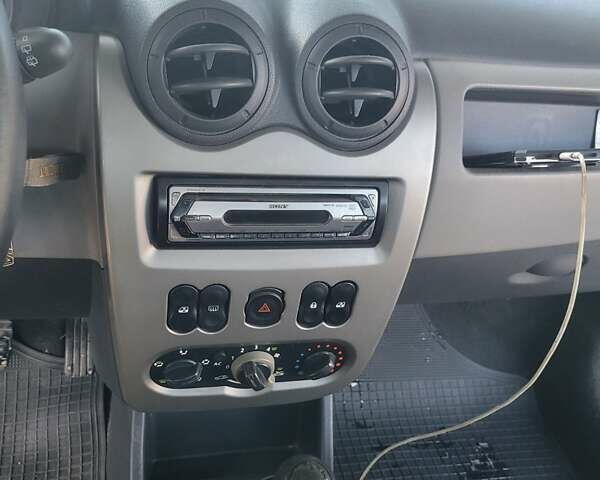 Синий Дачия Сандеро, объемом двигателя 1.4 л и пробегом 236 тыс. км за 3900 $, фото 6 на Automoto.ua