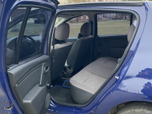 Синий Дачия Сандеро, объемом двигателя 1.4 л и пробегом 219 тыс. км за 4800 $, фото 4 на Automoto.ua