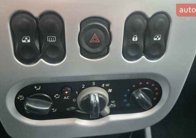 Синий Дачия Сандеро, объемом двигателя 1.6 л и пробегом 236 тыс. км за 5200 $, фото 25 на Automoto.ua