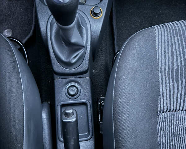 Синий Дачия Сандеро, объемом двигателя 1.6 л и пробегом 200 тыс. км за 5700 $, фото 32 на Automoto.ua